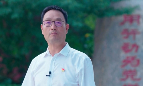 裴春亮：“百家飯”書記